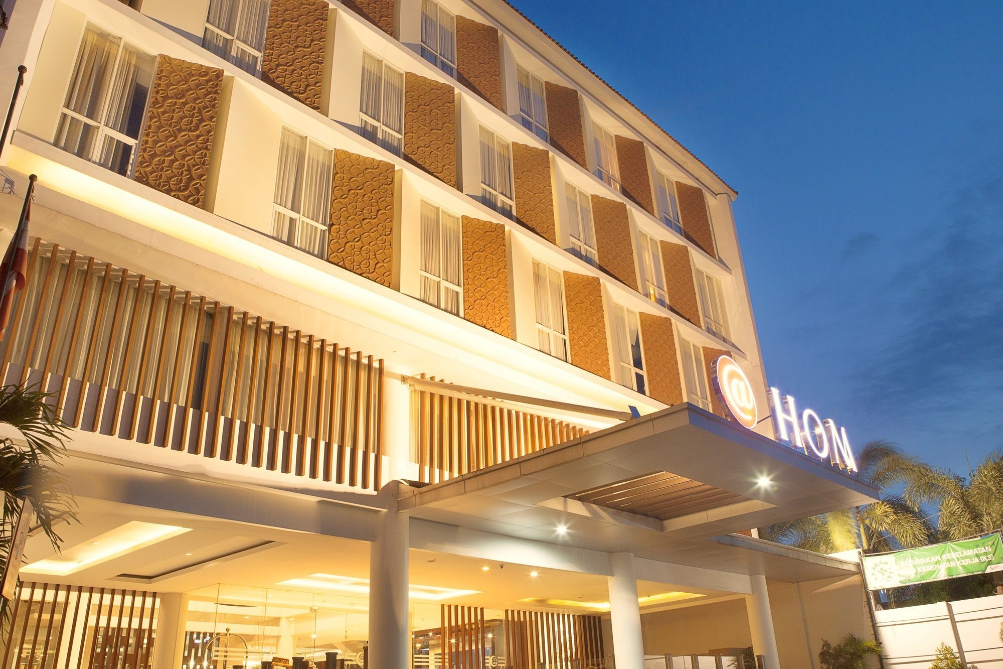 Luxury Malioboro Hotel Yogyakarta Bagian luar foto